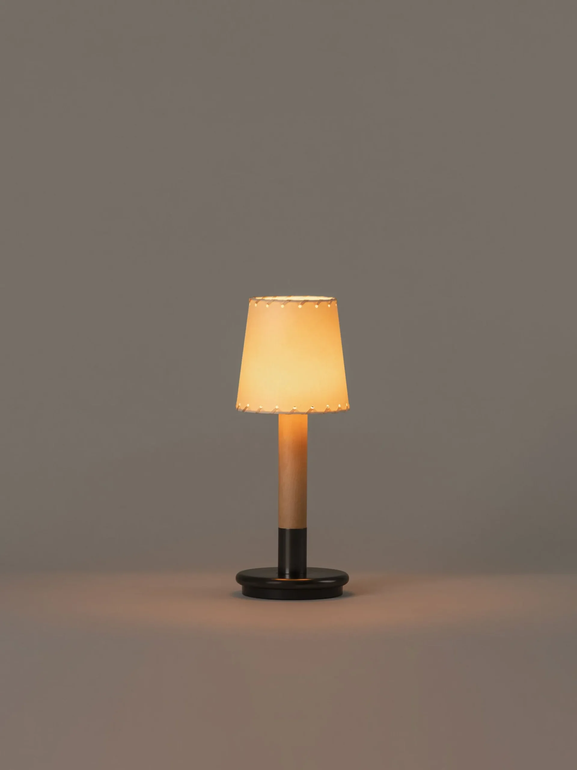 Básica Mínima Batería Portable Table Lamp - Bronze - Stitched Beige