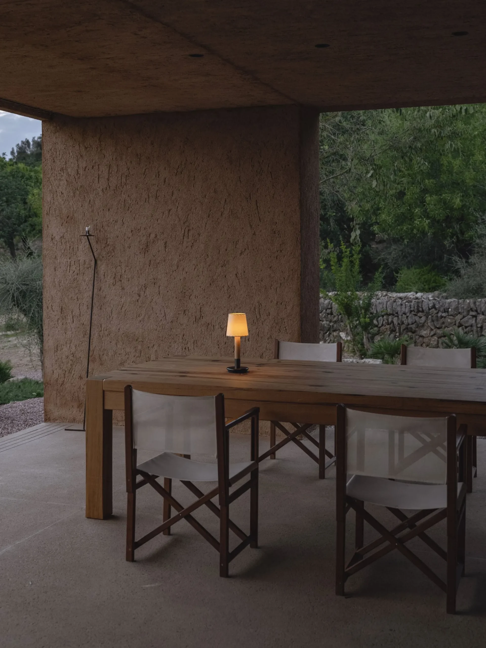 Básica Mínima Batería Portable Table Lamp - Bronze - Stitched Beige