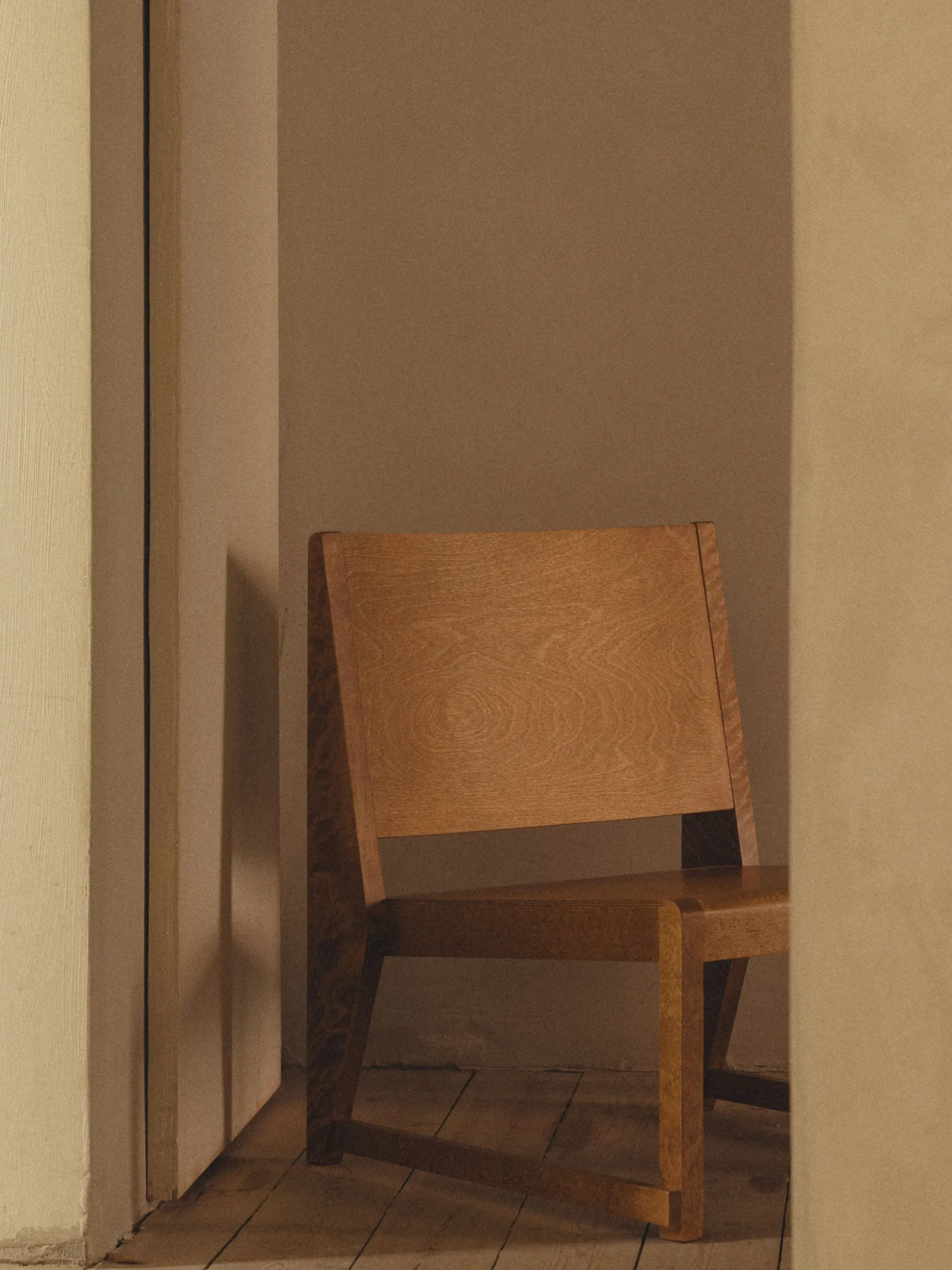 Easy Chair 01 - Warm Brown Wood