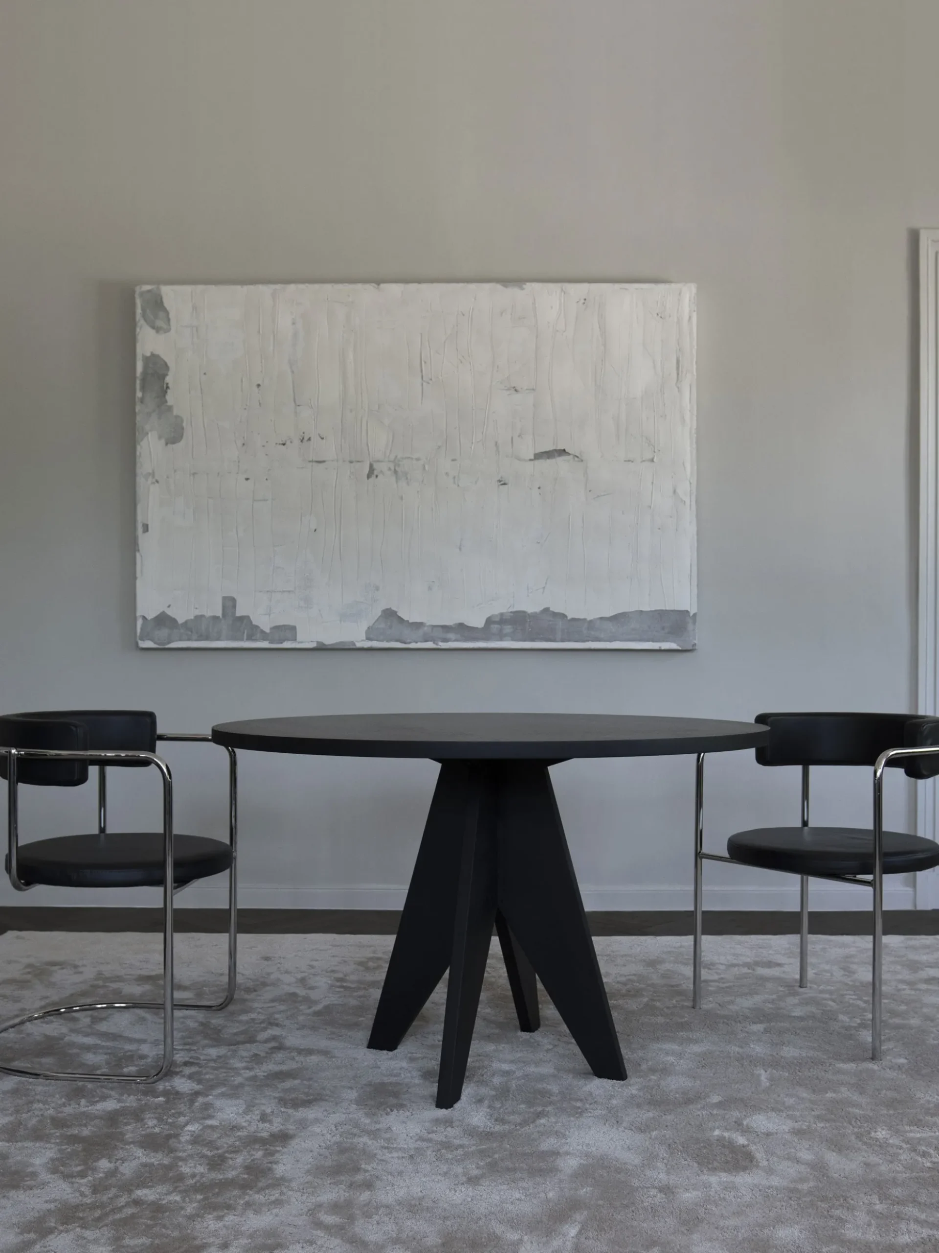 Pose Round Dining Table