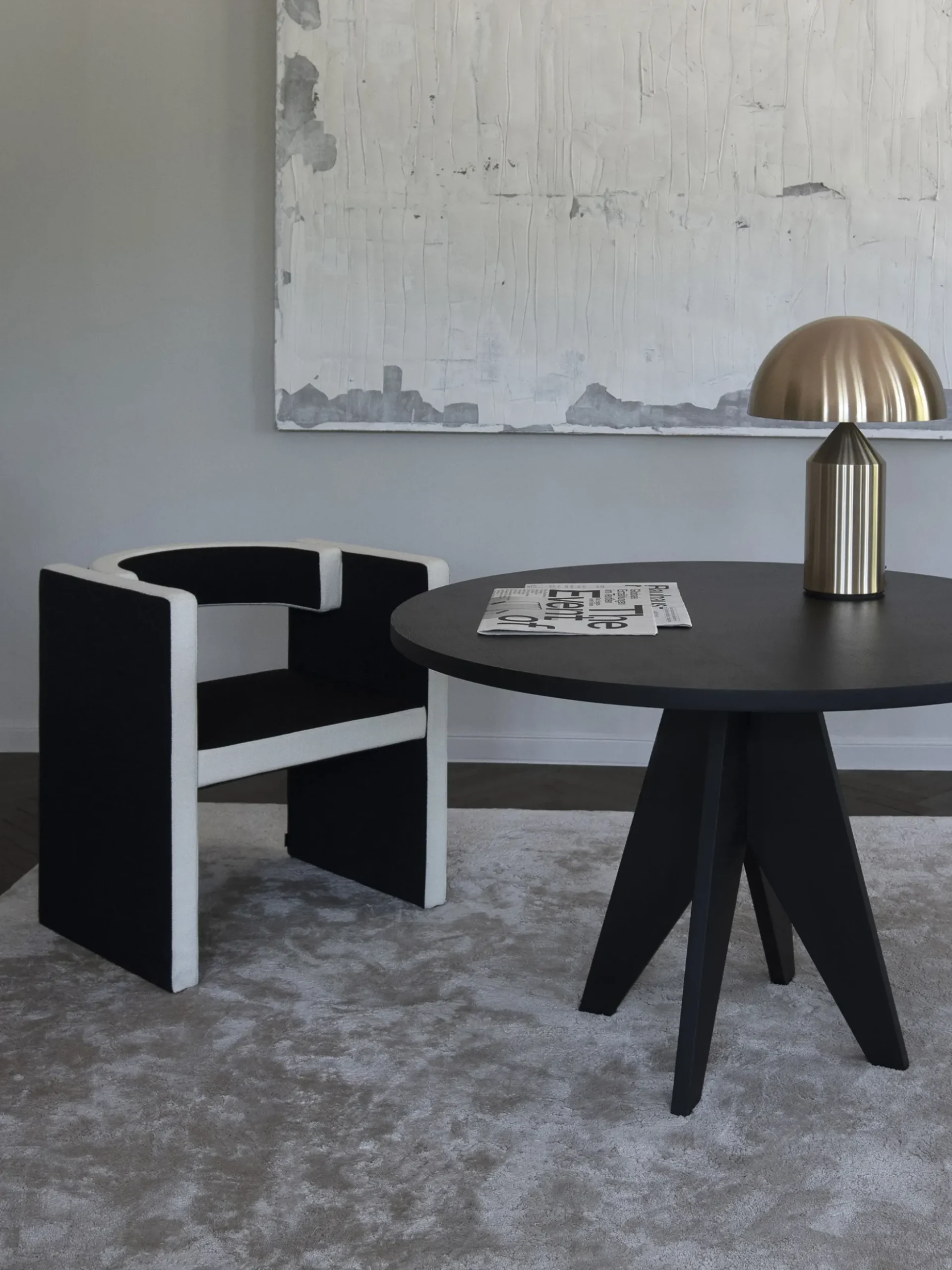 Pose Round Dining Table