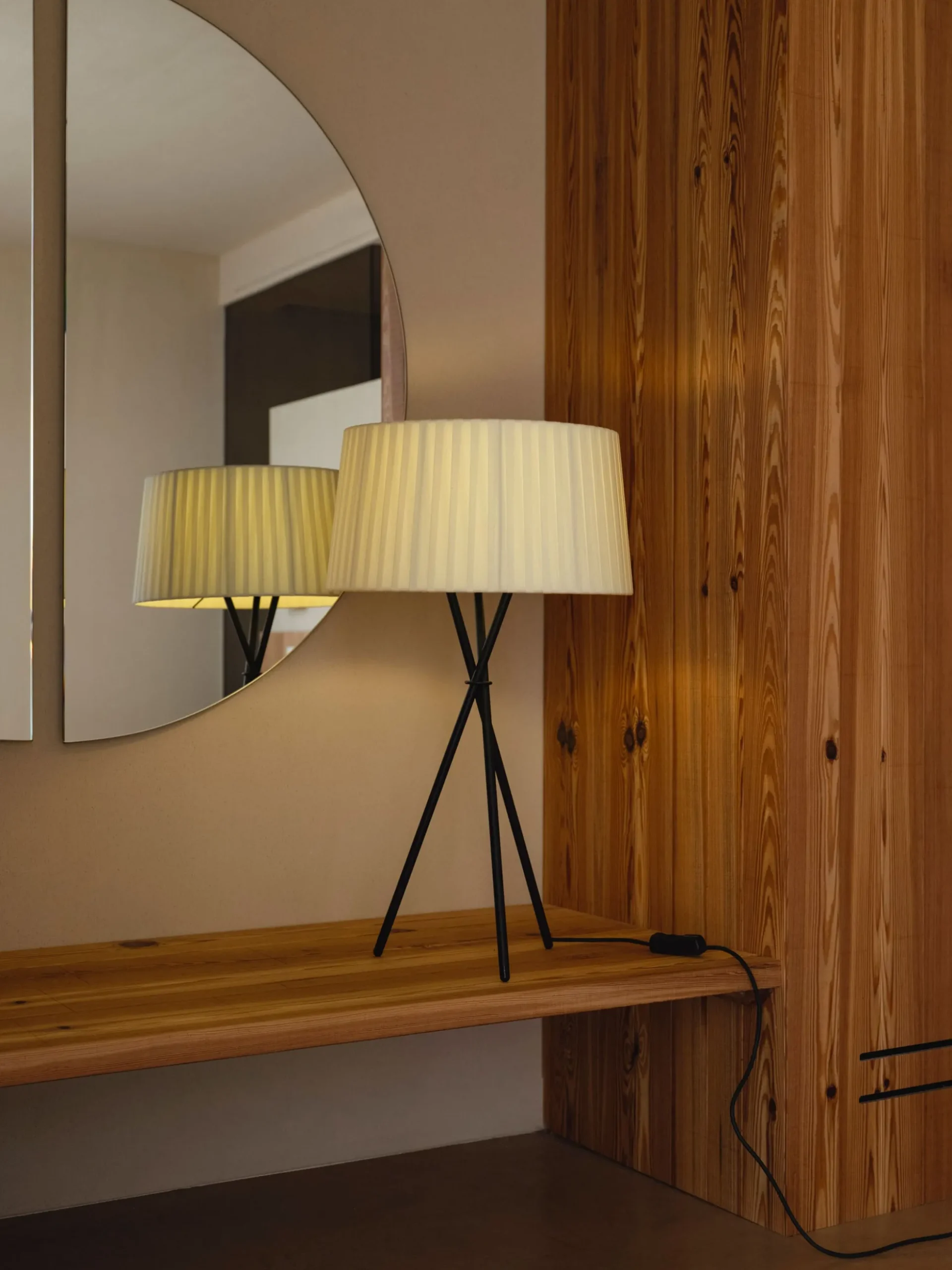 Trípode G6 Table Lamp